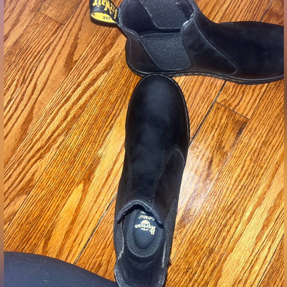 Women’s dr martens Chelsea boots women’s size 8, never been worn. Paid $150